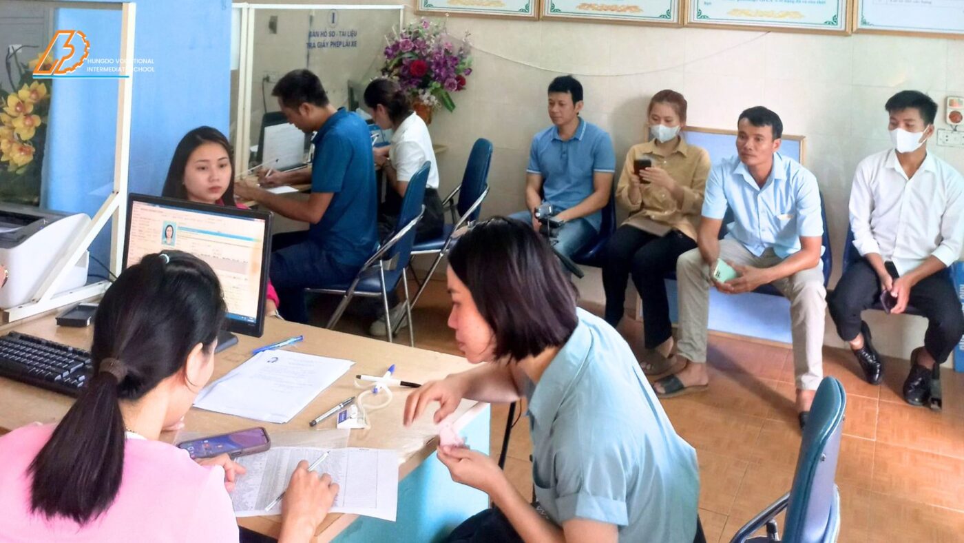 Học Viên Đăng Ký Học Lái Xe Tại Trung Tâm Hưng Đô